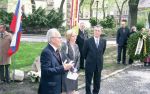 Kladenie vencov Mitteleurópy v Bratislave 2.5.2006 na pamiatku obetí komunizmu (vpravo Paolo Petiziol, prezident Mitteleurópy)