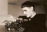 Mladý kňaz za písacím strojom